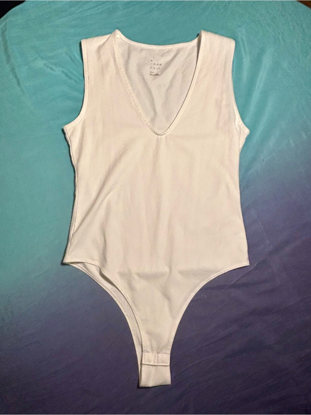 a new day Classic White V-Neck Bodysuit NWOT size small